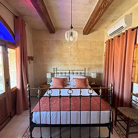 לינה וארוחת בוקר Maria's 4*